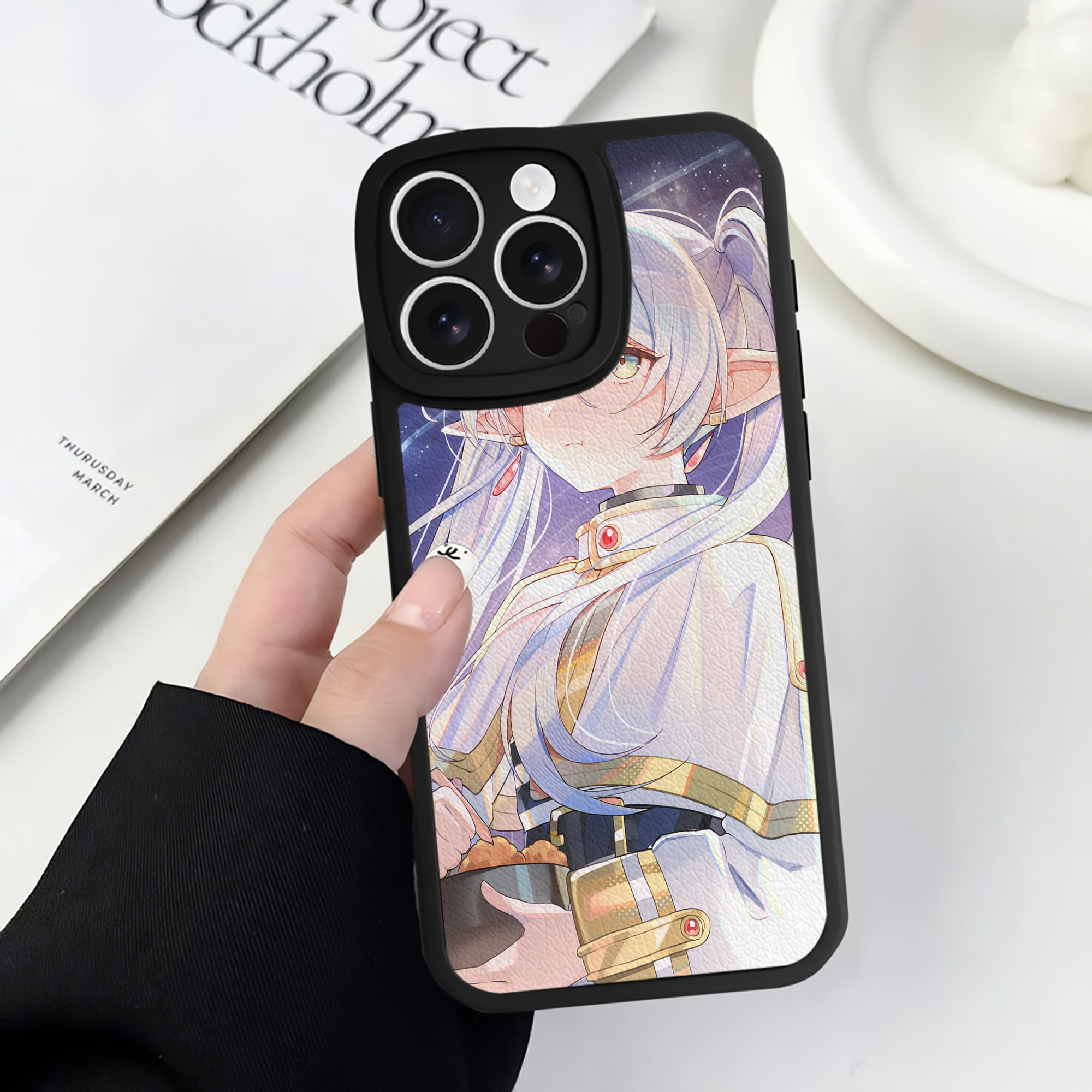 （画像用） 葬送のフリーレン Frieren 【iPhone 16シリーズ対応】シリコンスマホケース（レザー調） 材質：シリコン